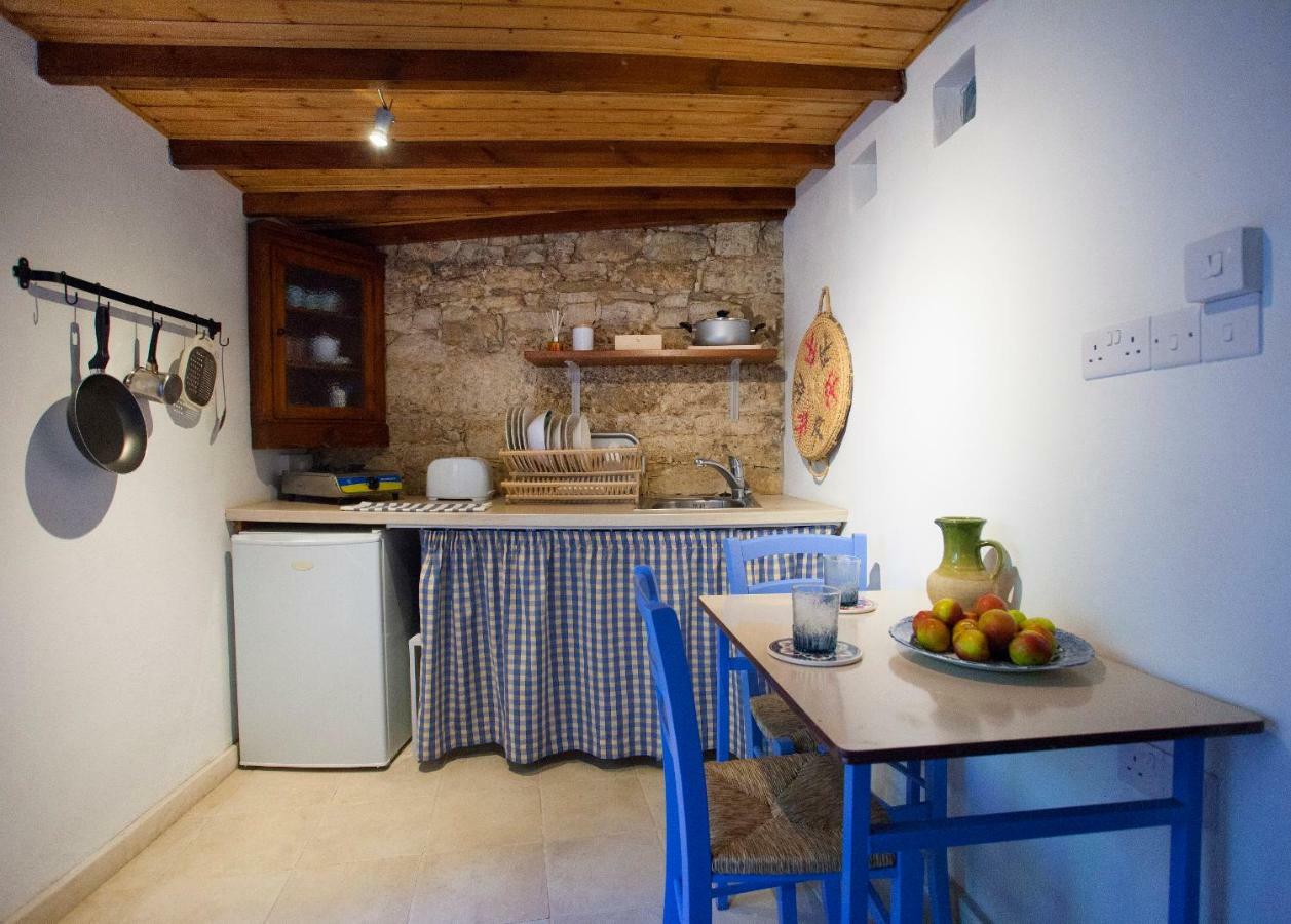 Cecilias Courtyard Guest House Malya Exterior foto